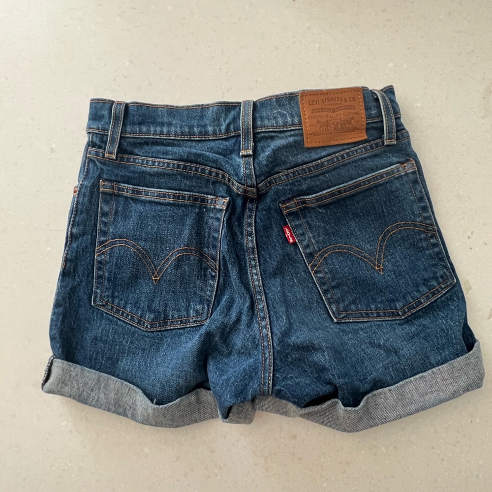 Barely worn Levi’s Shorts | Size 25
